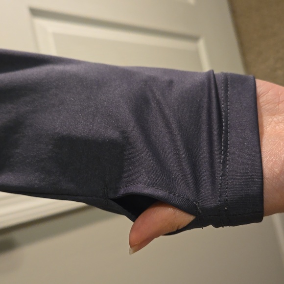 Semi-fitted athletic top with zipper and thumb holes in sleeves - Gray Medium - Picture 4 of 4